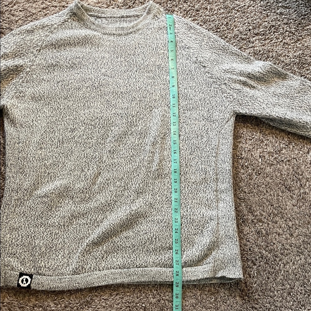 Stylish Gray Crewneck Sweater with Black Detail - Picture 5 of 6